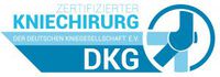 Logo DKG Kniechirurg in blau und weiß