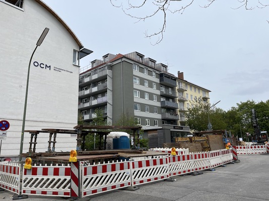 Baustelle vor dem OCM Gebäude, weiß rote Absperrung
