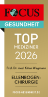 Focus Top Mediziner Siegel 2026 Ellenbogenchirurgie Prof. Dr. med. Kilian Wegmann, goldfarbenes Siegel mit schwarzer und weißer Schrift