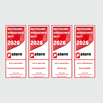 4 rot-weiße Stern Ärztesiegel 2026 nebeneinander in einem quadratischen Rahmen, hellgrauer Hintergrund