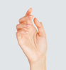 Großaufnahme weibliche Hand, Innenseite, alle vier Finger und der Daumen leicht angewinkelt, Handgelenk im Ansatz sichtbar