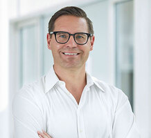 Portraitfoto Dr. Manuel Köhne, lächelnd, Arzt der OCM Orthopädische Chirurgie München