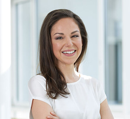 Portraitbild Dr. Lara Connell, lächelnd, Ärztin der OCM Orthopädische Chirurgie München