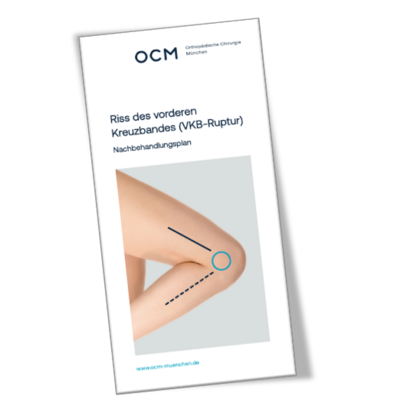 Vorderseite OCM-Patientenflyer Ruptur des vorderen Kreuzbands, blaue Schrift auf weißem Grund, weibliches Knie