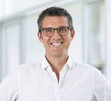 Portraitfoto Prof. Mirco Herbort, lächelnd, Arzt der OCM Orthopädische Chirurgie München