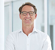 Portraitfoto Prof. Thomas Kalteis, lächelnd, Arzt der OCM Orthopädische Chirurgie München