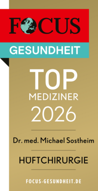 Focus Top Mediziner Siegel 2026 Hüftchirurgie Dr. med. Michael Sostheim, goldfarbenes Siegel mit weißer und schwarzer Schrift