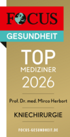 Focus Top Mediziner Siegel 2026 Kniechirurgie Prof. Dr. med. Mirco Herbort, goldfarbenes Siegel mit schwarzer und weißer Schrift