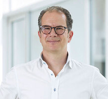 Portraitbild Dr. Michael Sostheim, lächelnd, Arzt der OCM Orthopädische Chirurgie München