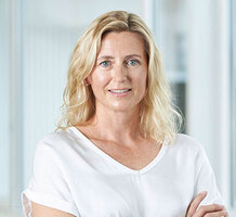 Portraitbild Dr. Amelie Stöhr, lächelnd, Ärztin der OCM Orthopädische Chirurgie München