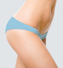 linke Hüfte einer jungen Frau, blauer Slip, Oberkörper und Beine im Ansatz sichtbar