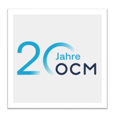 20 Jahre OCM Jubiläumslogo, blaue Schrift auf grauem Grund