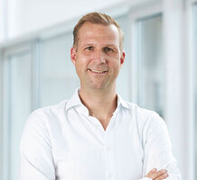 Portraitfoto Prof. Philipp Niemeyer, lächelnd, Arzt der OCM Orthopädische Chirurgie München
