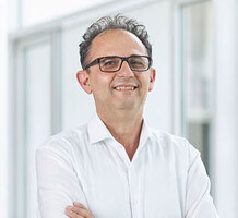 Portraitbild Dr. Skender Krasniqi, lächelnd, Arzt der OCM Orthopädische Chirurgie München