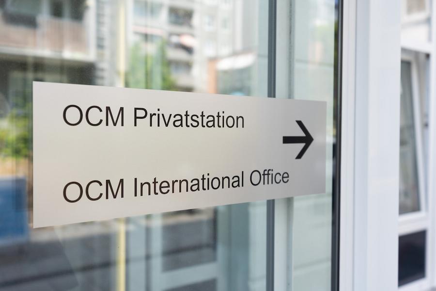 Silbernes Tür-Eingangsschild zur OCM Privatstation und zum OCM International Office