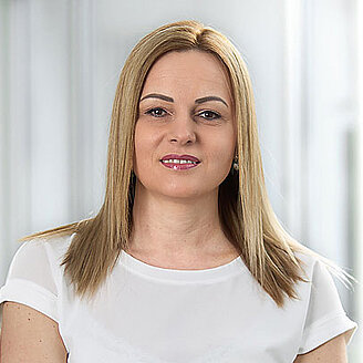 Portraitfoto Marijana Lazarevic, lächelnd, OP-Leiterin der OCM Orthopädische Chirurgie München