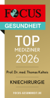 Focus Top Mediziner Siegel 2026 Kniechirurgie Prof. Dr. med. Thomas Kalteis, goldfarbenes Siegel mit schwarzer und weißer Schrift