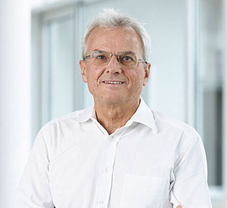 [Translate to Englisch:] Portraitfoto Prof. Ernst Wiedemann, lächelnd, Arzt der OCM Orthopädische Chirurgie München