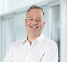  Portraitbild Dr. Christian Massing, lächelnd, Arzt der OCM Orthopädische Chirurgie München