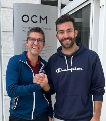 Halbporträt Prof. Mirco Herbort und Patient, beide lächelnd, Handschlag