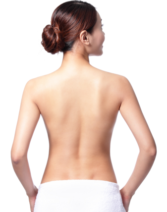 Rückenansicht einer jungen, unbekleideten Frau, Gesäß mit weißem Handtuch bedeckt