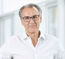 Portraitbild Prof. Hans Hertlein, lächelnd, Arzt der OCM Orthopädische Chirurgie München