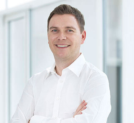 Portraitbild Dr. Michael Najfeld, lächelnd, Arzt der OCM Orthopädische Chirurgie München