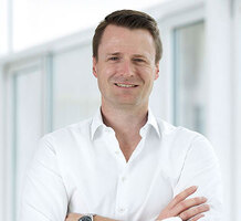 Portraitfoto Prof. Patric Raiss, lächelnd, Arzt der OCM Orthopädische Chirurgie München