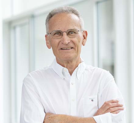 Portraitbild Dr. Wolfgang Bracker, lächelnd, Arzt der OCM Orthopädische Chirurgie München