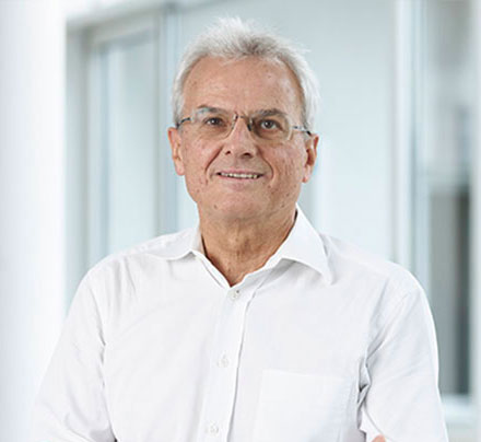 Portraitfoto Prof. Ernst Wiedemann, lächelnd, Arzt der OCM Orthopädische Chirurgie München